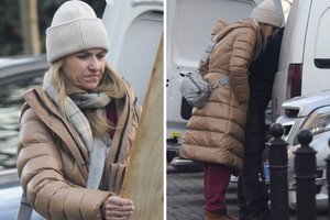 Joanna Koroniewska bez makijażu kupuje deski na ulicy