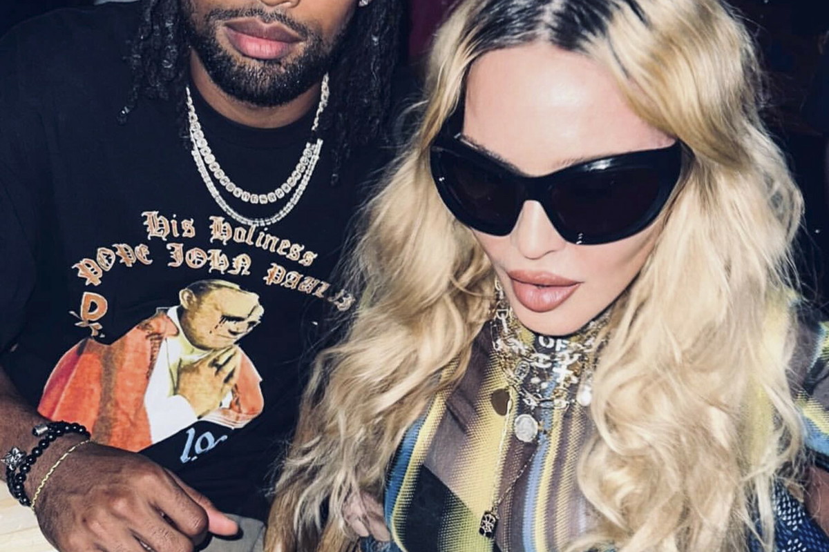 Madonna jednak zakochana? Gwiazda pokazała pierścionek