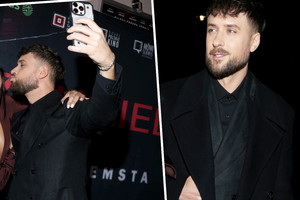 Aleksander Sikora u boku znanej aktorki na premierze filmu