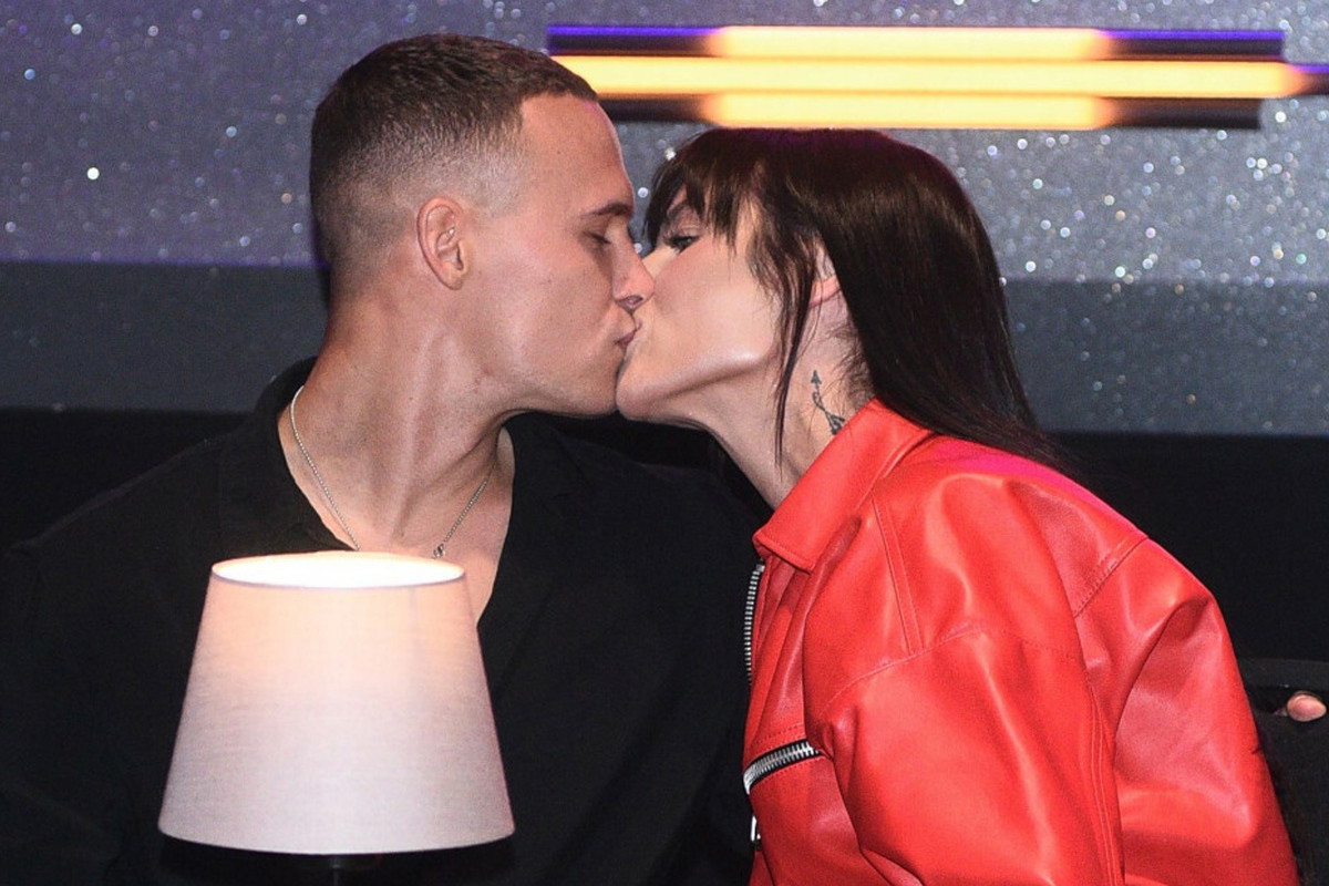 Karolina Gilon i Mateusz Świerczyński całują się w Tańcu z Gwiazdami
