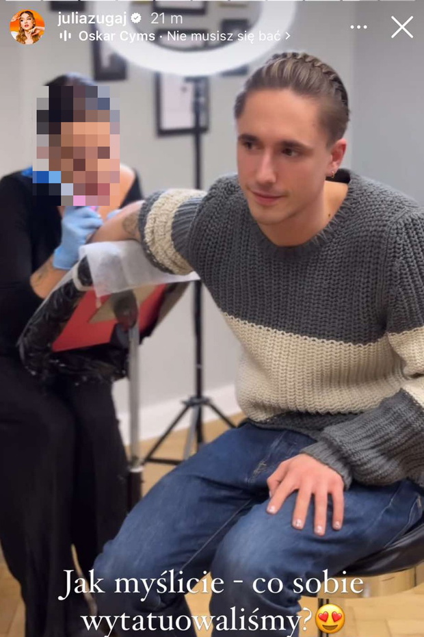 Wojciech Kucina robi tatuaż