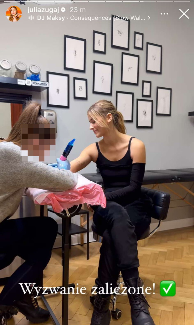 Julia Żugaj robi tatuaż