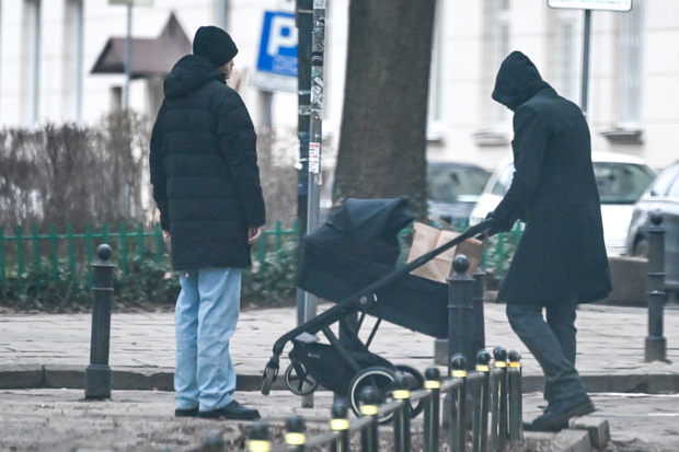 Krzysztof Ibisz z żoną i córką na spacerze