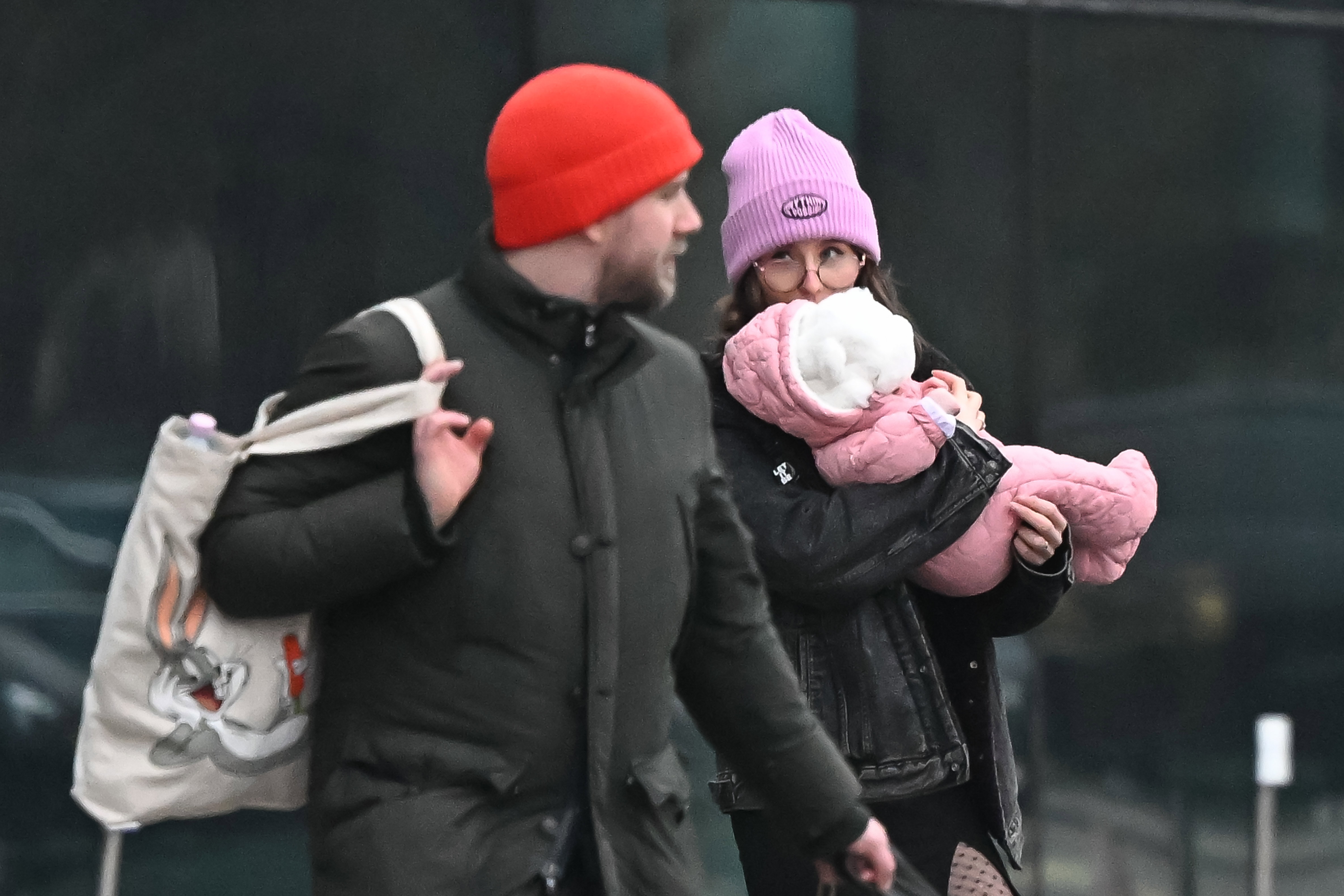 Antoni Królikowski z partnerką Izabelą na spacerze w Warszawie