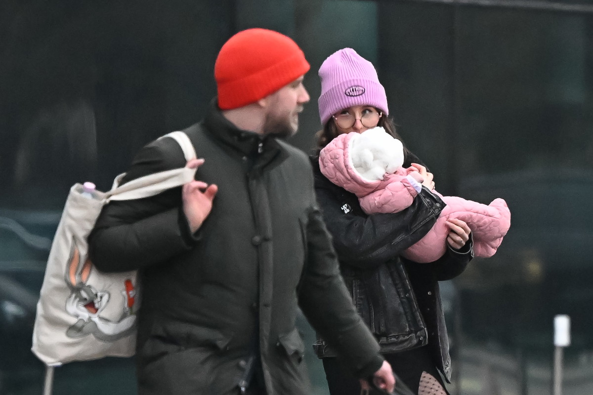 Antoni Królikowski z partnerką Izabelą na spacerze w Warszawie