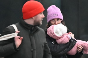 Antoni Królikowski z partnerką Izabelą na spacerze w Warszawie