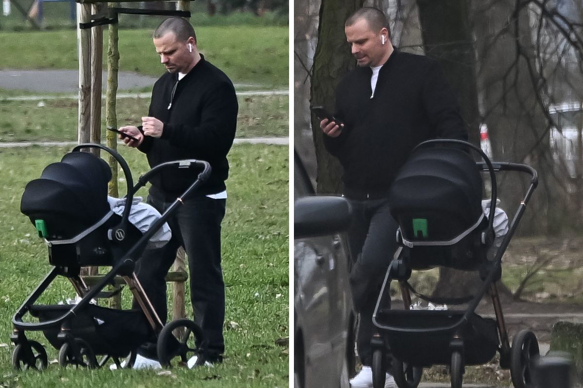 Marcin Hakiel z synem na spacerze