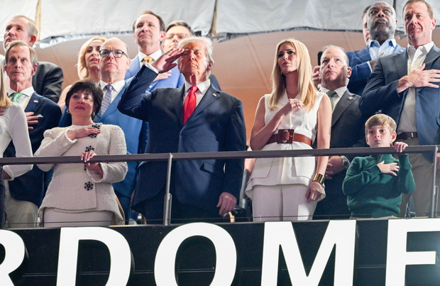 Donald Trump z rodziną na Super Bowl