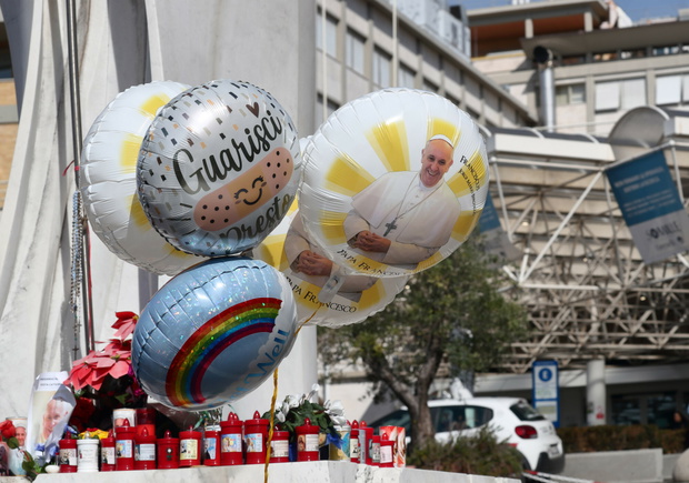 Wierni modlą się o zdrowie papieża pod kliniką, gdzie przebywa papież Franciszek