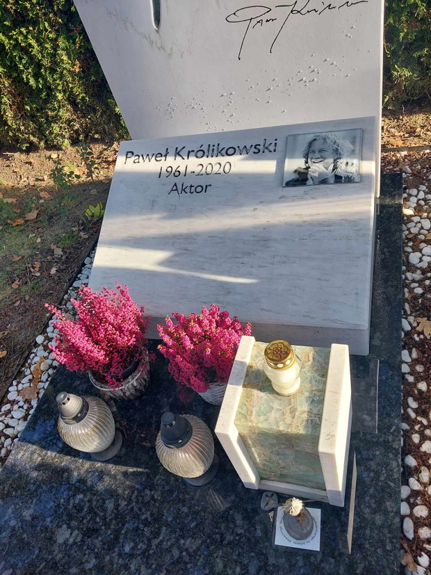 Grób Pawła Królikowskiego na Powązkach