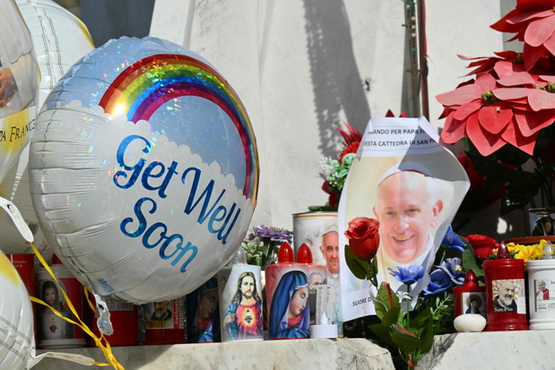 Wierni modlą się o zdrowie papieża pod kliniką, gdzie przebywa papież Franciszek