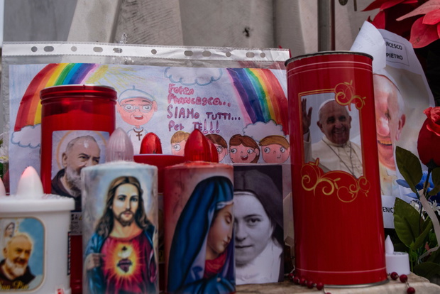 Wierni modlą się o zdrowie papieża pod kliniką, gdzie przebywa papież Franciszek