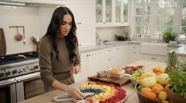 "Tęczowa taca owocowa" Meghan Markle wyśmiana w brytyjskiej telewizji!