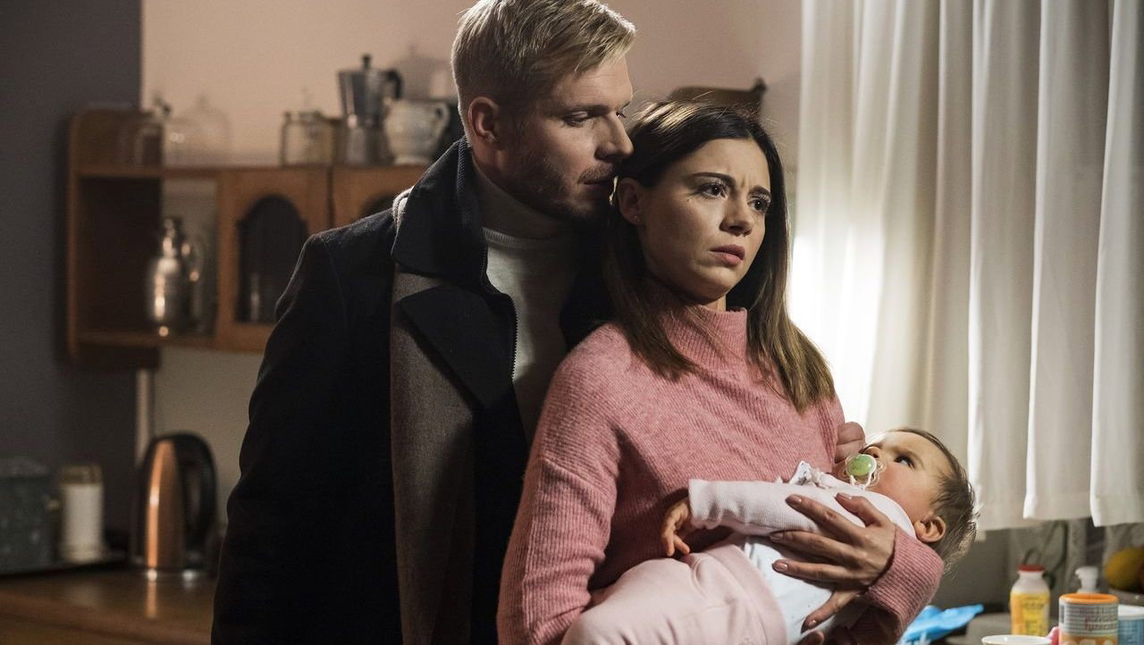 M jak miłość, Artur (Tomasz Ciachorowski), Iza (Adriana Kalska), Maja (Ania Wierzchoń)