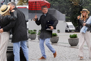 Janusz Józefowicz całuje Nataszę Urbańską na parkingu