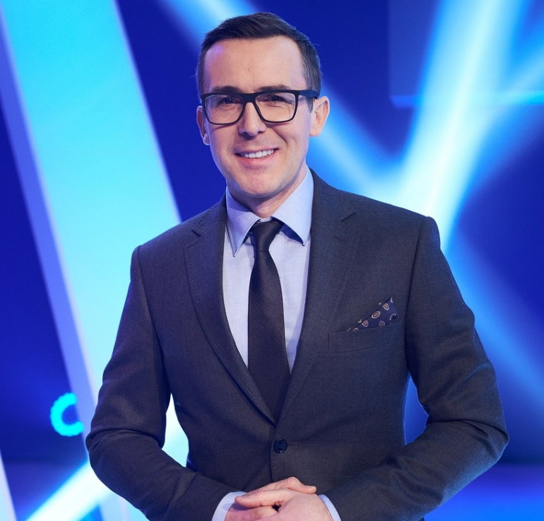 Maciej Kurzajewski w garniturze