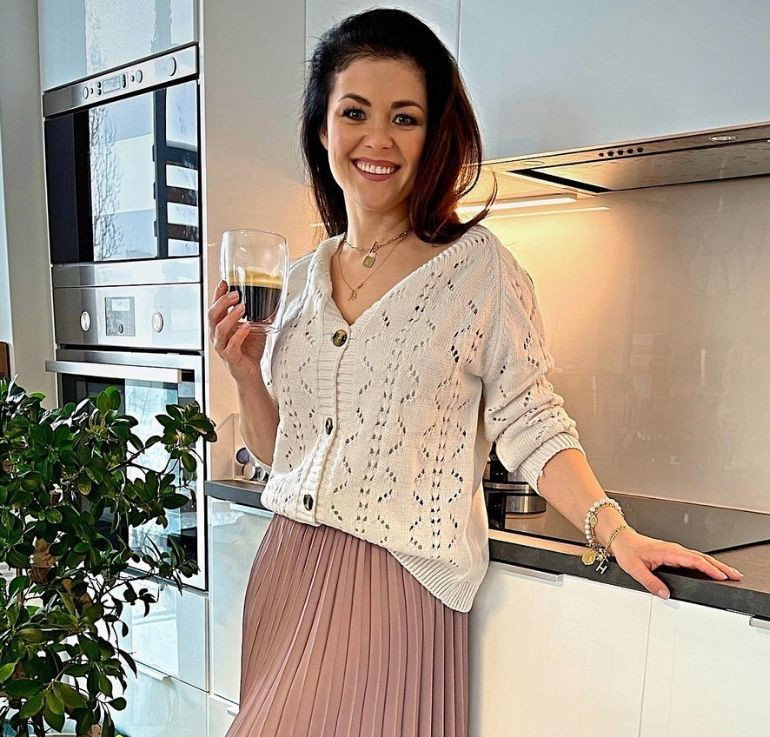 Katarzyna Cichopek w beżowym swetrze