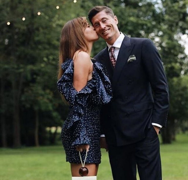 Anna Lewandowska całuje Roberta Lewandowskiego