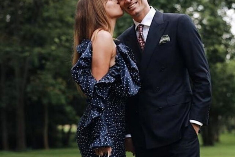 Anna Lewandowska całuje Roberta Lewandowskiego