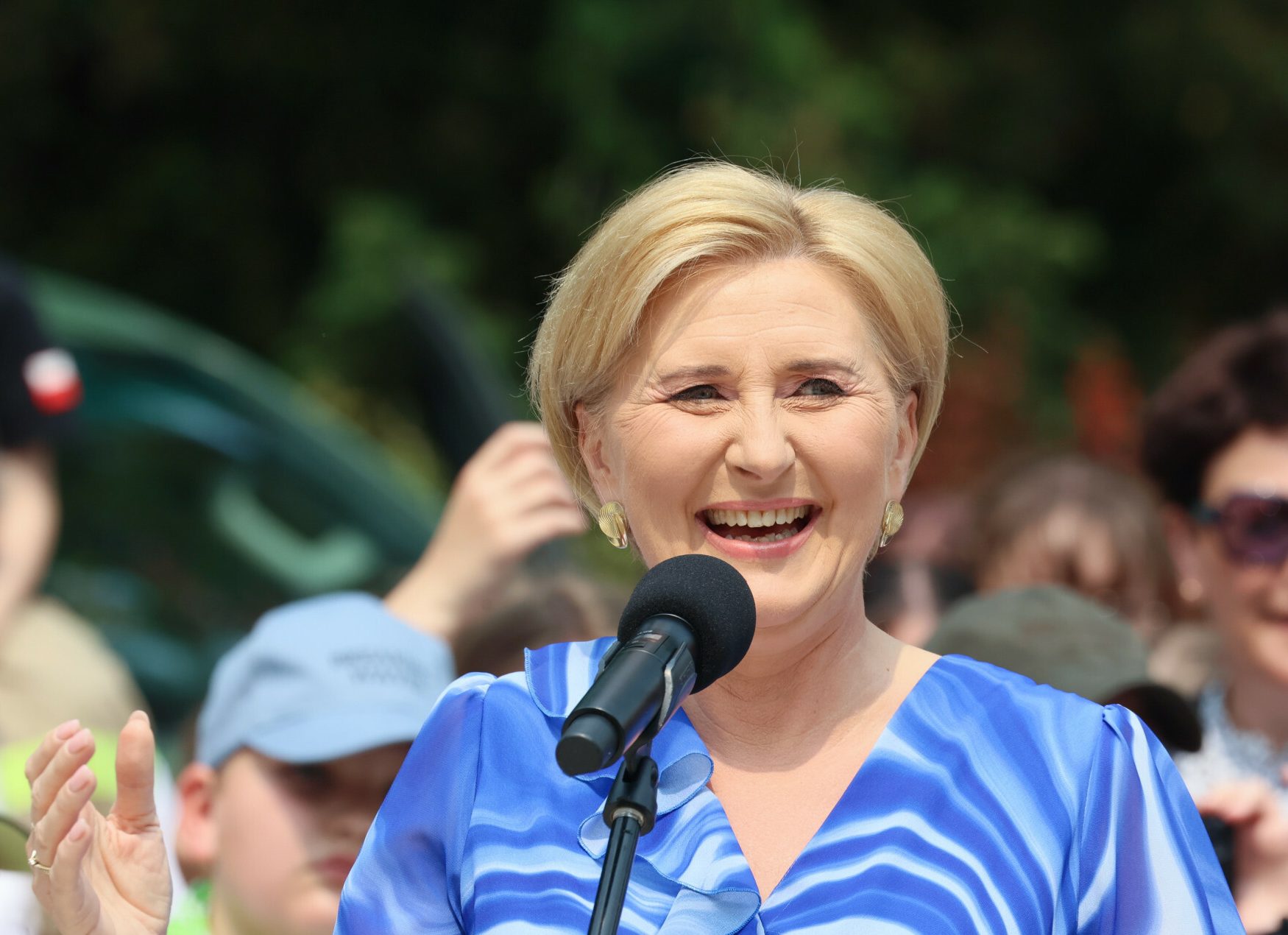 Agata Duda olśniewa w morskiej sukience podczas spotkania z młodzieżą w ogrodach Pałacu Prezydenckiego