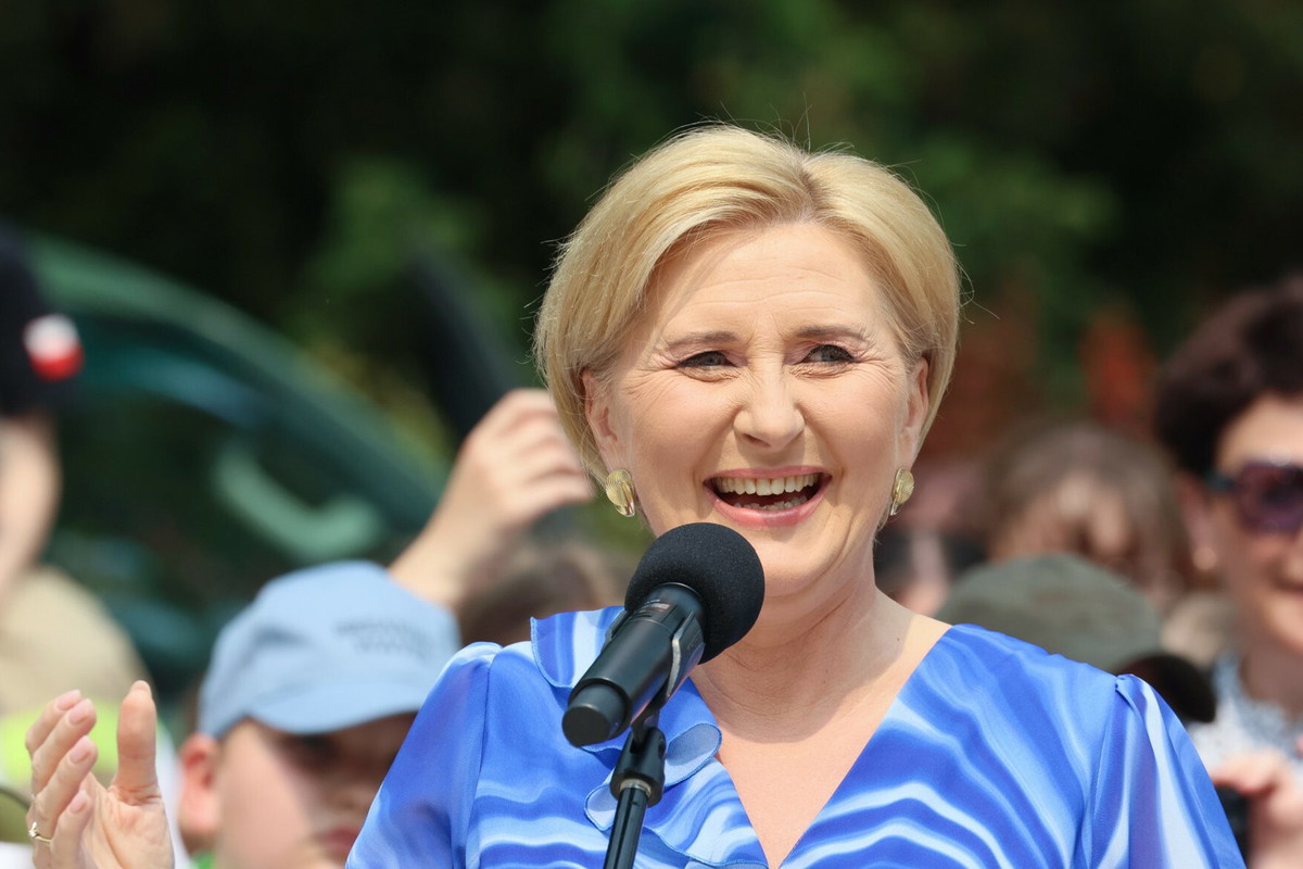 Agata Duda olśniewa w morskiej sukience podczas spotkania z młodzieżą w ogrodach Pałacu Prezydenckiego