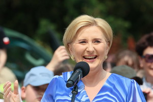Agata Duda olśniewa w morskiej sukience podczas spotkania z młodzieżą w ogrodach Pałacu Prezydenckiego
