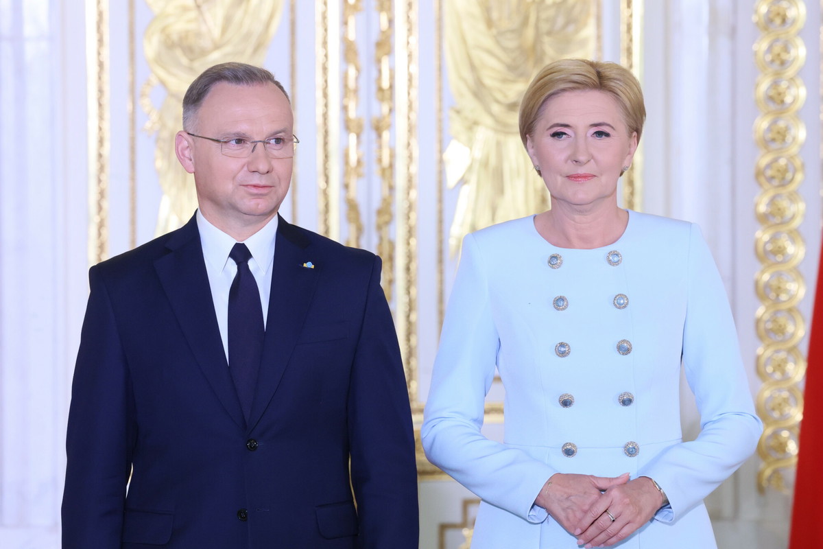 Koniec z zachowawczymi pastelami. Agata Duda w ulramodnym komplecie "aubergine". Podobny niedawno miała gwiazda TVN