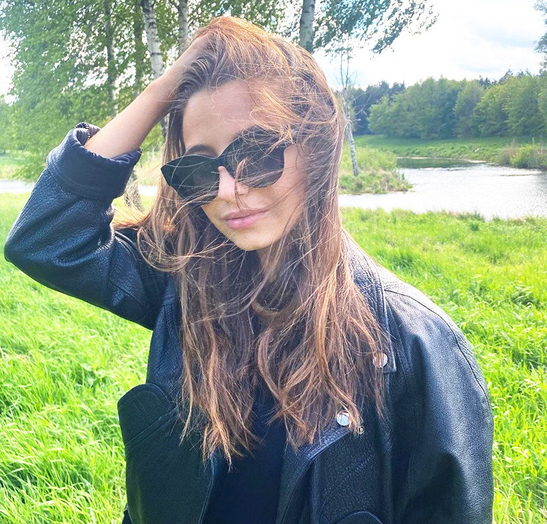 Julia Wieniawa w czarnym jesiennym płaszczu