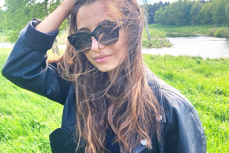 Julia Wieniawa w czarnym jesiennym płaszczu