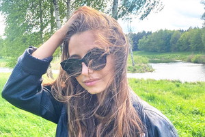 Julia Wieniawa w czarnym jesiennym płaszczu