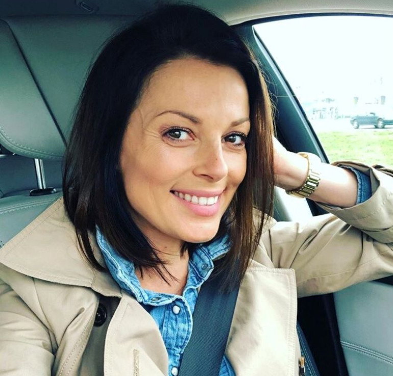 Katarzyna Glinka w beżowym płaszczu