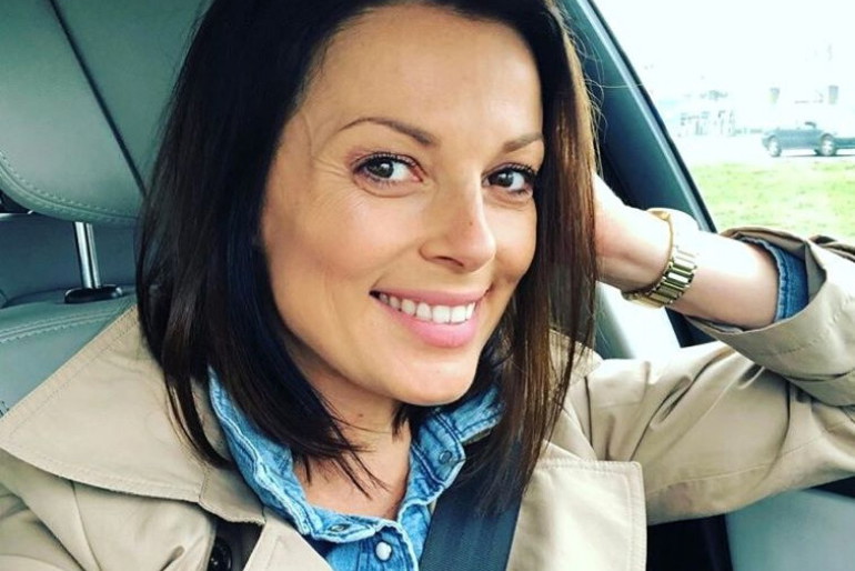 Katarzyna Glinka w beżowym płaszczu