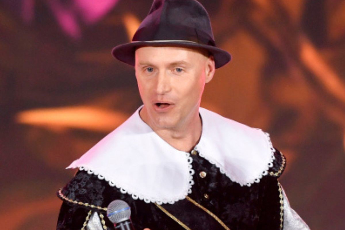 Krzysztof Krawczyk JR z blondynką w Opolu 00