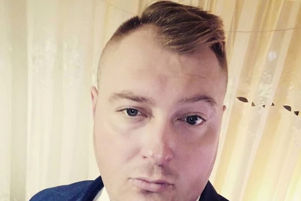 Łukasz Sędrowski w garniturze