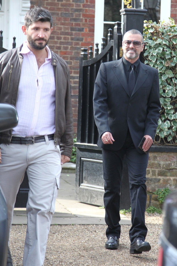 George Michael wychodzi z partnerem z domu