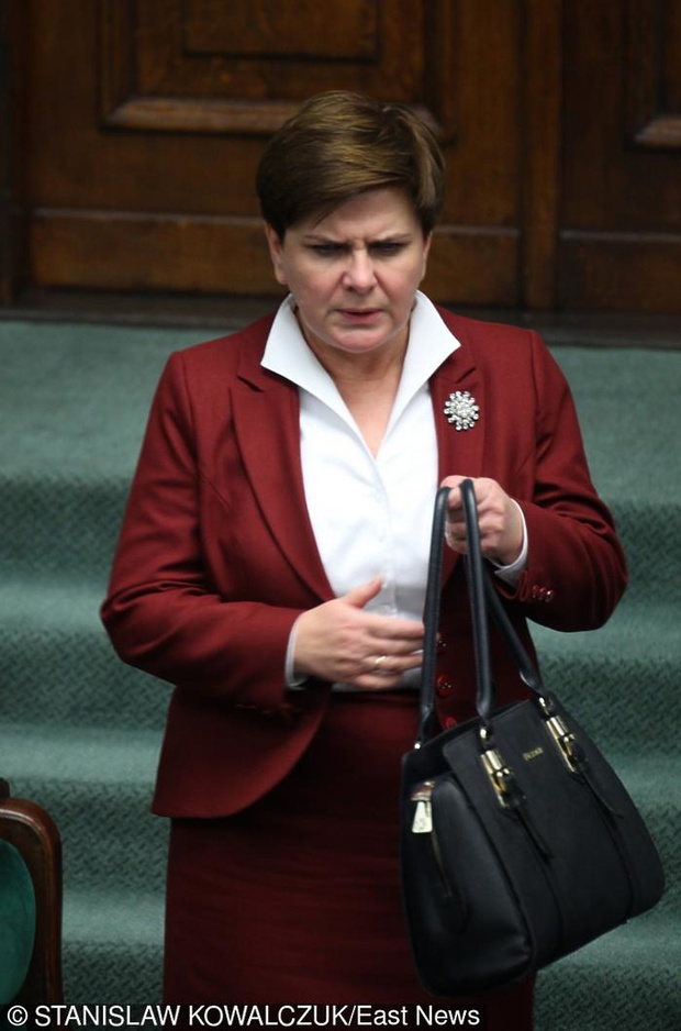 beata-szydlo-w-bordowym-komplecie-330216-1X700-189ae05