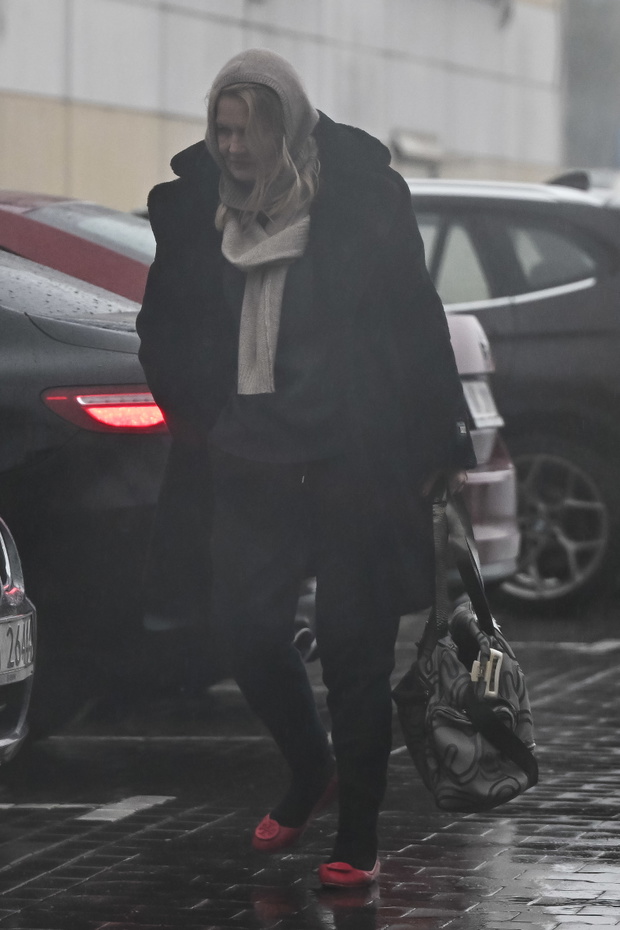 Grażyna Szapołowska przyłapana przez paparazzi.