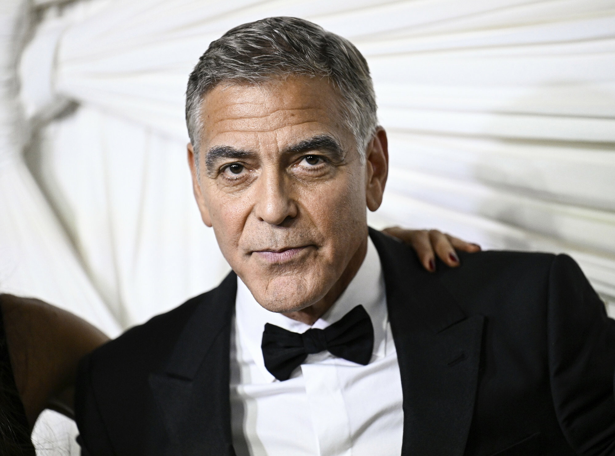 George Clooney siwe włosy