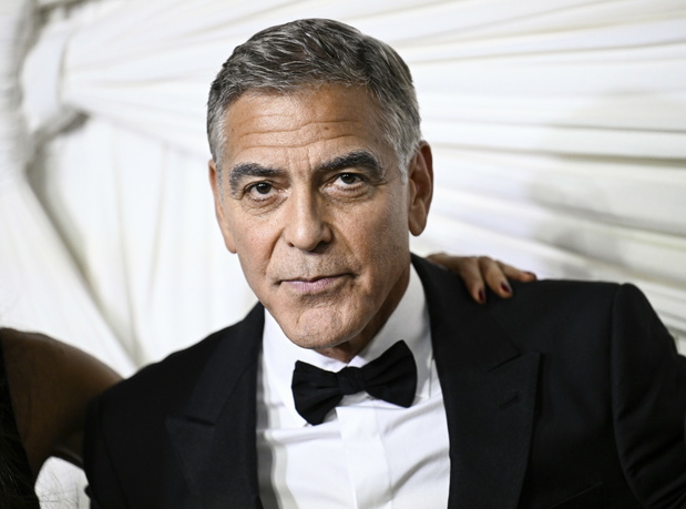 George Clooney siwe włosy