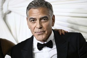 George Clooney siwe włosy