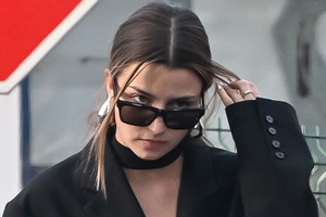 Paparazzi dopadli Julię Wieniawę z torebką za fortunę.