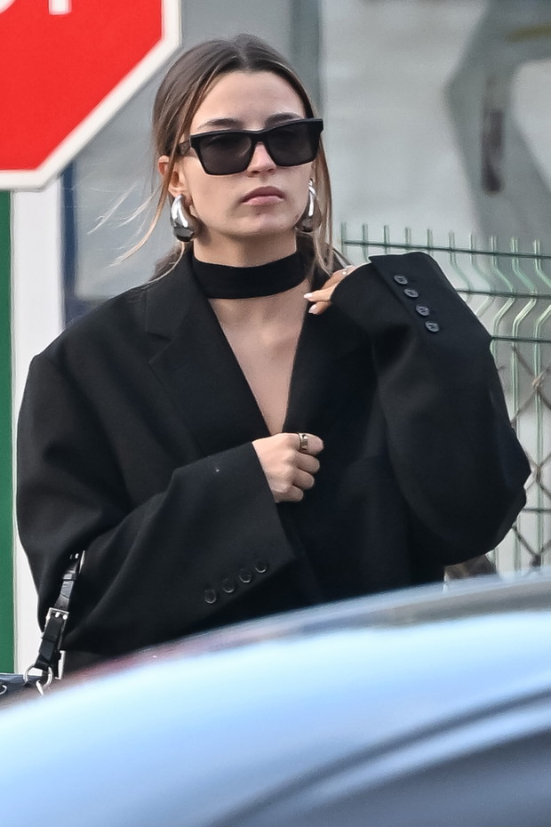 Paparazzi dopadli Julię Wieniawę z torebką za fortunę