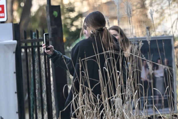 Paparazzi dopadli Julię Wieniawę z torebką za fortunę