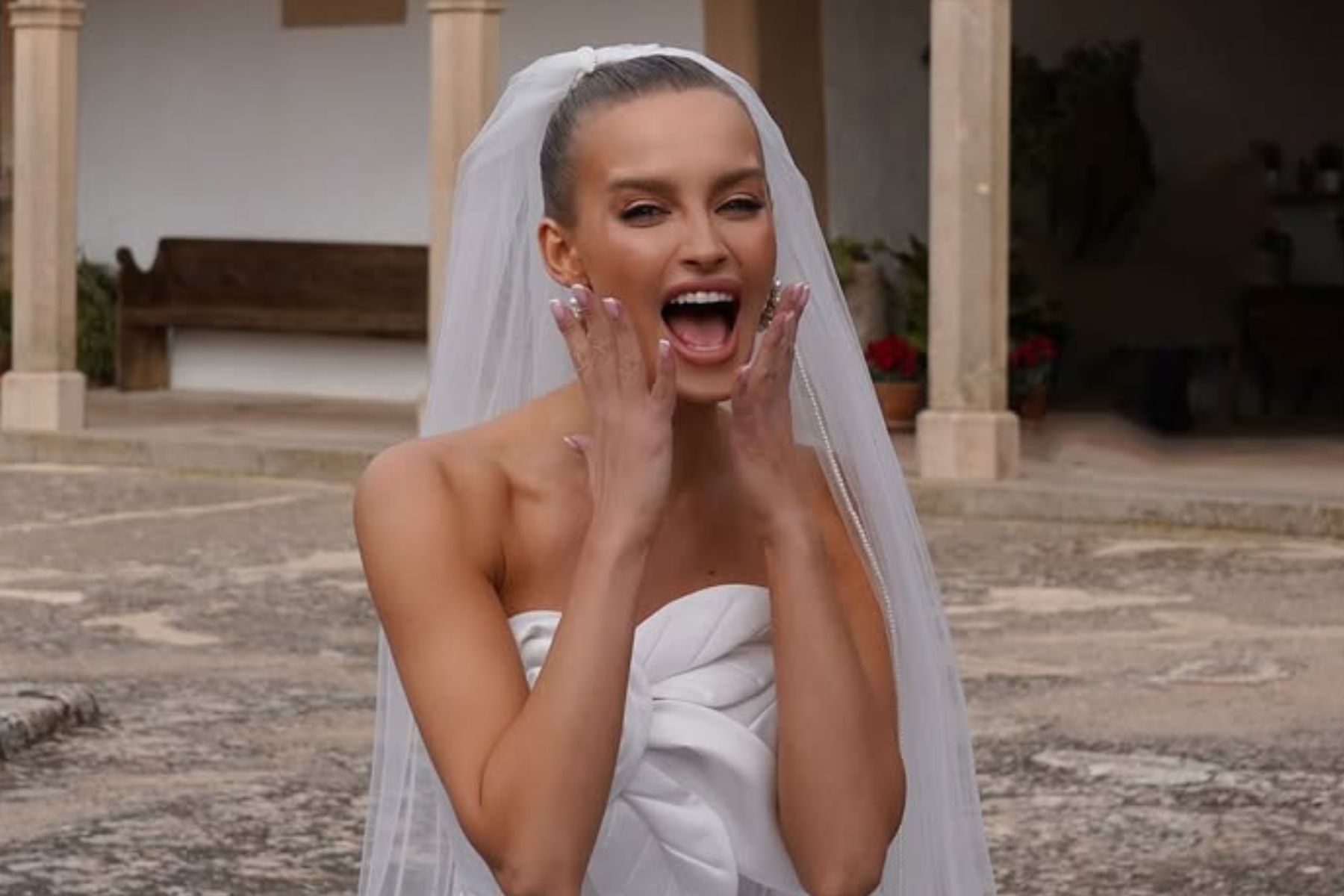 Karolina Pisarek pozuje w sukni ślubnej