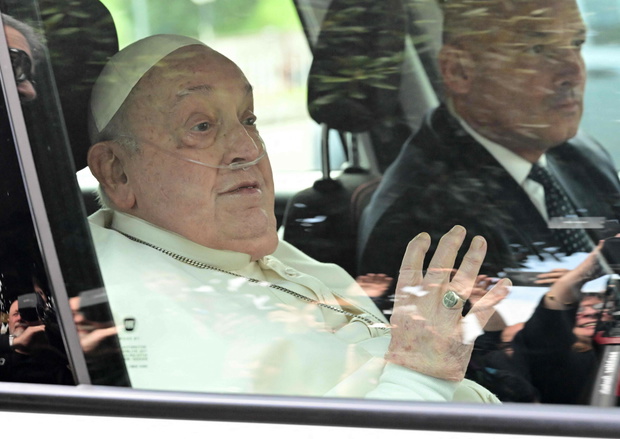 Papież Franciszek wyszedł ze szpitala