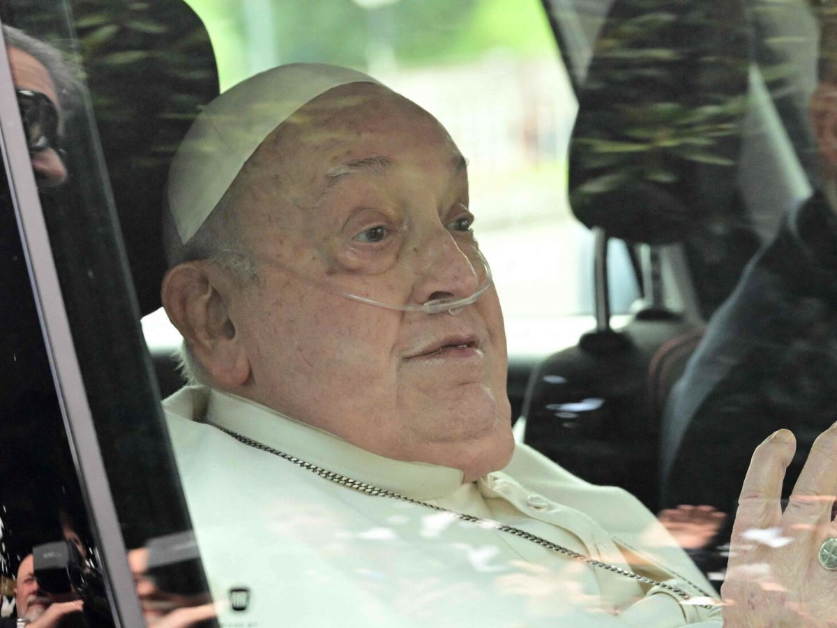 Papież Franciszek zwrócił się do wiernych i opuścił szpital. Są najnowsze zdjęcia