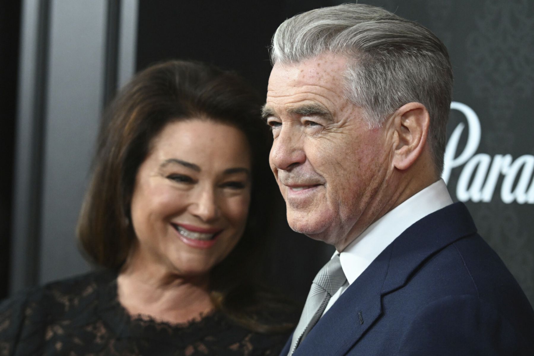 Pierce Brosnan zadaje szyku u boku żony
