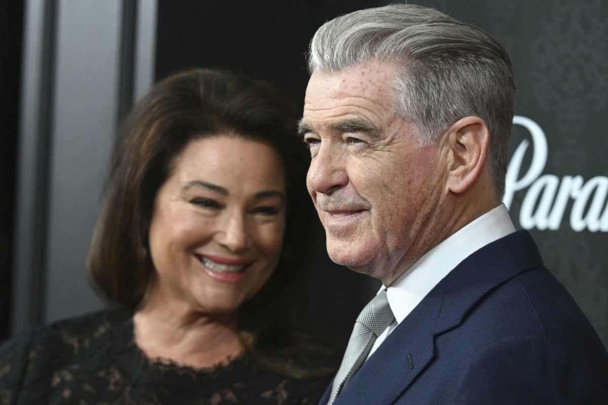 Pierce Brosnan zadaje szyku u boku żony