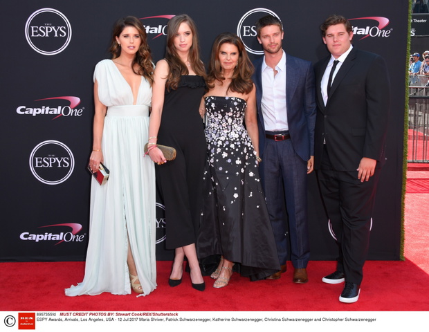 Maria Shriver z dziećmi na premierze