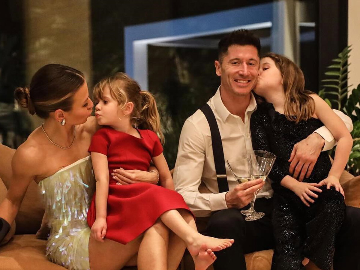 Anna i Robert Lewandowscy z córkami
